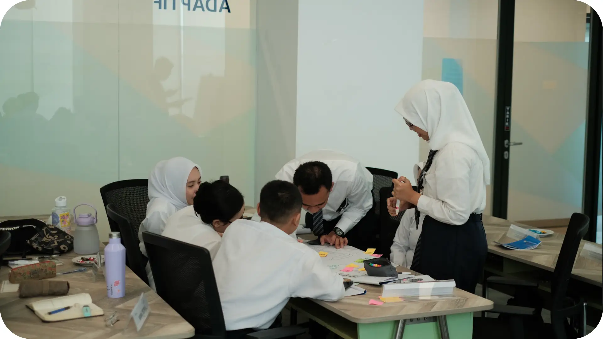 Tingkatkan strategi dan budaya organisasi Anda melalui layanan konsultasi bisnis berbasis Design Thinking. Dapatkan solusi inovatif untuk pertumbuhan berkelanjutan