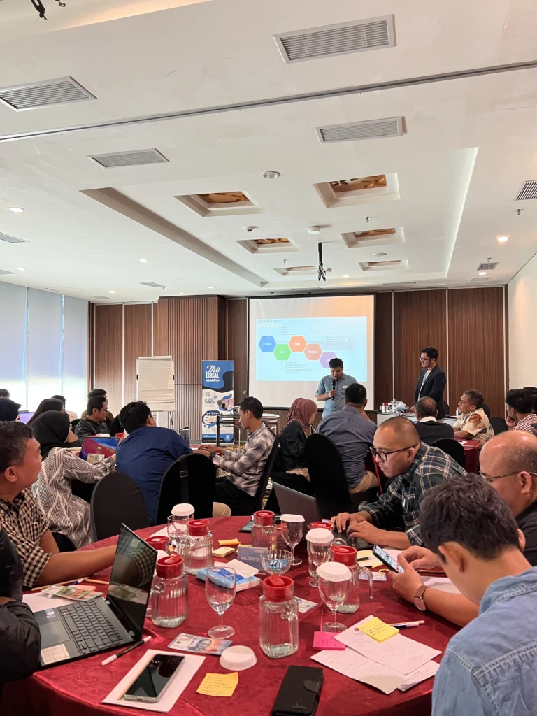 Peserta Workshop melakukan presentasi hasil pelatihannya terkait Design Thinking sebagai bagian dari Transformasi Digital di Peruri (Percetakan Uang Republik Indonesia)