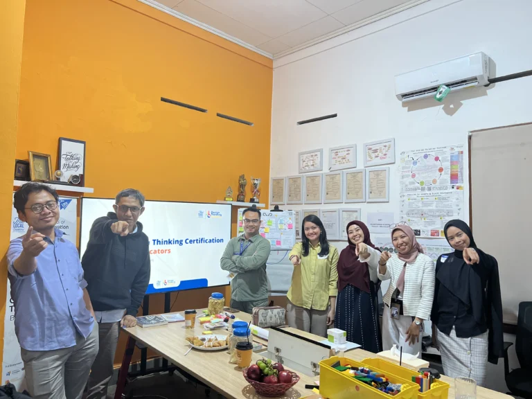 Educator mengikuti pelatihan Design Thinking untuk menciptakan pendidikan yang bermakna dan berorientasi pada masa depan.